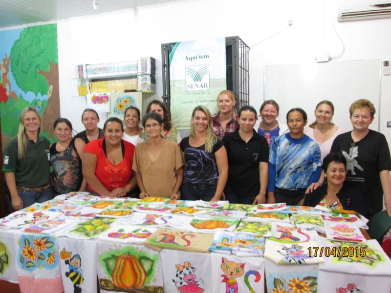 Clube de Mães da EMEF Nicolau Leite organiza curso de pintura em tecido